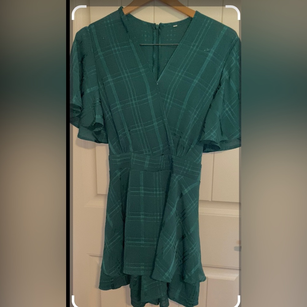 Women’s elegant emerald green romper/skort with flutter sleeves. Size large
